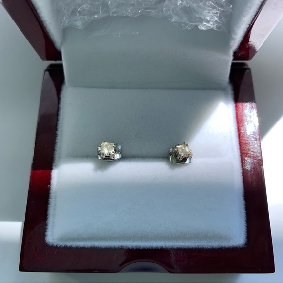 Silver stud earrings - Picture 3 of 3